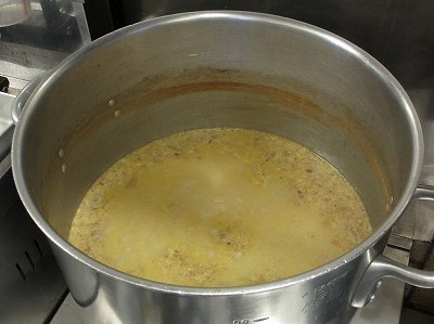 白湯スープの仕込み