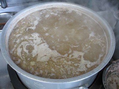 仕込み中の白湯スープ