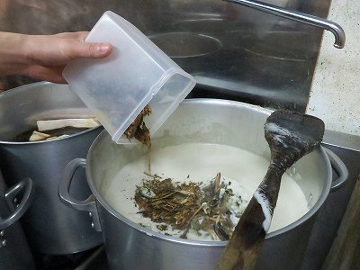 白湯スープに魚介祖素材を投入