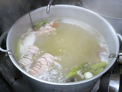 スープで煮込むチャーシュー肉