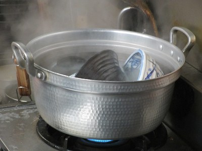 提供前に鍋で温めている器