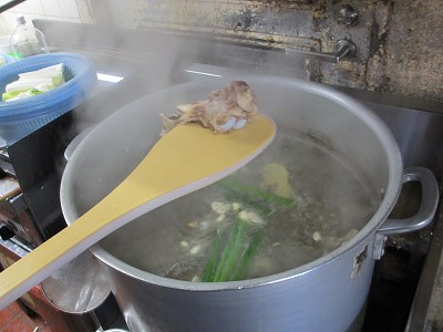 白湯スープの仕込み