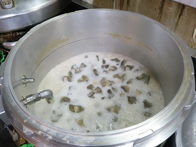 煮込み中の白湯スープ