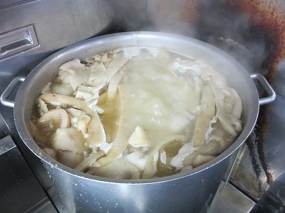 仕込み中の豚骨スープ