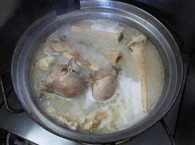牛骨白湯スープの仕込み
