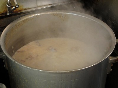 長時間煮込む豚骨スープ