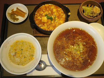 熱々マーボー麺と炒飯ランチ